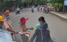 Clip: Chặn đầu xe container, lái xe đạp điện gan lì không nhúc nhích