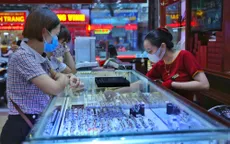 Giá vàng lên xuống thất thường, nhà đầu tư cẩn trọng trước dấu hiệu làm giá