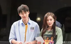 Dương Mịch và Ngụy Đại Huân bị bắt gặp mặc đồ đôi hẹn hò