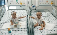 Chị em Song Nhi "tay bắt mặt mừng" khi lần đầu tiên gặp nhau sau ca mổ lịch sử