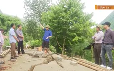 Nhà kêu "răng rắc" vì mưa lớn, hàng chục hộ dân phải di dời khẩn cấp