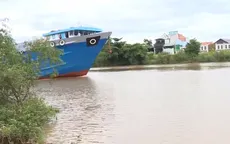 Tàu bè đi qua, sạt lở đi theo