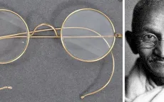 Kính mạ vàng của lãnh tụ Ấn Độ Mahatma Gandhi được đấu giá 340.000 USD