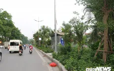 Nhà vệ sinh bị bỏ hoang trên tuyến đường đi bộ dọc đường Láng