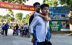 Đôi bạn xứ Thanh 10 năm cõng nhau đến trường cùng bước vào đại học