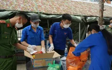 Những sinh viên ngành y giấu người thân đi chống dịch