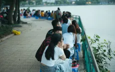 Giới trẻ vô tư tụ tập tại hồ Tây bất chấp dịch COVID-19