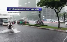 Mưa dồn dập gây ngập úng tại TP.HCM
