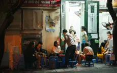 Bất chấp lệnh cấm, hàng quán vỉa hè vẫn "nhởn nhơ" hoạt động