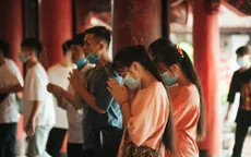 Sĩ tử kéo đến Văn Miếu cầu may trước kỳ thi tốt nghiệp THPT 2020