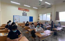 Thí sinh nghiêm túc chấp hành quy định giãn cách khi đến làm thủ tục thi tốt nghiệp THPT 2020