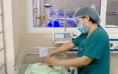 Bé trai bị bỏ rơi ở khe tường có đủ sức khỏe xuất viện