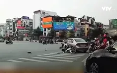 Cố tình vượt đèn đỏ, ô tô 4 chỗ ủi cả 2 xe máy đang dừng