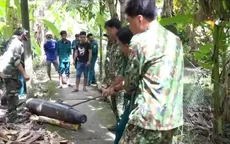 Trục vớt 2 quả bom nặng 250kg, dài 1,5m trong ao cá nhà dân
