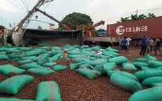 Xe tải đâm gãy cột điện trung thế, 2 người thương vong, nhiều khu vực bị mất điện