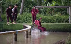 Khánh Vân - Phương Mỹ Chi quên hình tượng, té sấp mặt xuống hồ