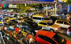 Người dân Hà Nội "chôn chân" dưới mưa vì tắc đường