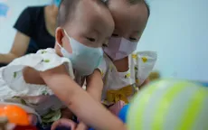 Sau phút mếu máo, chị em Song Nhi "đại náo" phòng tiêm
