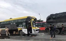 Tông vào đuôi xe tải, tài xế xe khách giường nằm tử vong trên ghế lái