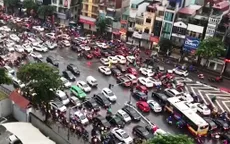 Nhiều tuyến đường ở Hà Nội tê liệt ngày đầu học sinh đi học trở lại