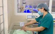 Bé trai bị bỏ rơi ở khe tường xuất viện vào ngày 9/9