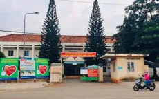 Nữ sinh lớp 7 sinh con trong phòng tắm rồi tự cắt dây rốn