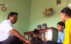 Cảm phục tấm lòng nhân hậu của thầy giáo cưu mang 3 chị em mồ côi