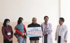 Cháu bé 5 tuổi bị bố chém nguy kịch được xuất viện