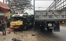 Xe tải đấu đầu xe bus, nhiều hành khách bị thương