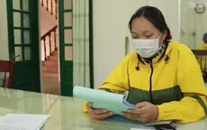 Đi xe máy thả hai tay múa quạt, cô gái bị phạt 7,4 triệu đồng