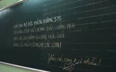 Bất ngờ những dòng chữ 'bí ẩn' trên bảng trong lớp học đóng kín mùa dịch