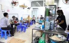 Người dân Hà Nội tấp nập đi ăn phở trong ngày đầu tiên mở cửa trở lại