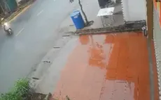 Xe tay ga mất lái lao sang đường tông thẳng vào nhà dân