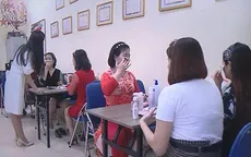 Phụ nữ khiếm thị tự làm đẹp