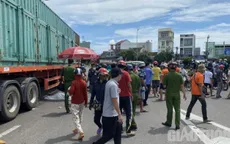 Va chạm với xe đầu kéo, hai người đi xe đạp điện tử vong
