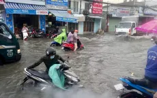 Nhiều tuyến đường tại TP Hồ Chí Minh ngập nặng sau cơn mưa lớn