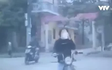 Vừa đi xe vừa uống nước, cô gái đâm thẳng vào ô tô