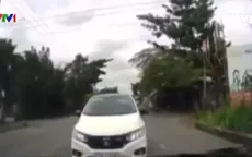 Ô tô đi lấn đường, cản trở giao thông