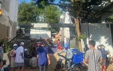 Nhà sàn gỗ đang dựng bất ngờ đổ sập, 3 người bị thương