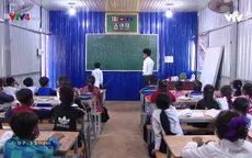 Lớp xóa mù chữ Khmer tại nông trường trái cây Campuchia