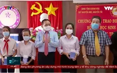 Trao smartphone cho học sinh nghèo học trực tuyến
