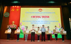 Hà Nội: Đã trao tặng hơn 2.000 máy tính, điện thoại cho học sinh học trực tuyến