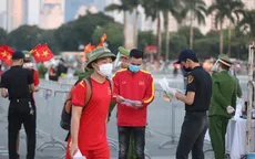 CĐV Việt Nam trải qua 3 vòng kiểm tra nghiêm ngặt để phòng chống dịch tại SVĐ Mỹ Đình