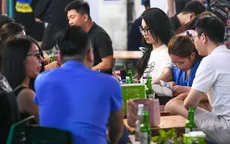 Số ca mắc COVID-19 tăng đáng lo ngại, nhiều hàng quán tại Hà Nội vẫn duy trì "5 không"