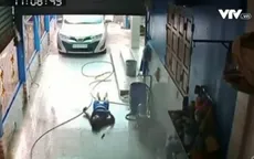 Phun nước rửa sân, 2 người bị điện giật