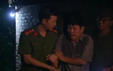 Phố trong làng - Tập 12: Trưởng họ Vũ cố thủ trong nhà vệ sinh vẫn bị tóm vì chơi "karaoke vịn"