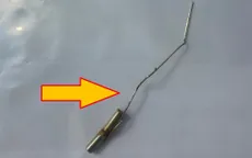 Bác sĩ rút ra từ niệu đạo bé trai thỏi nam châm, kẹp giấy