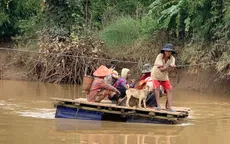 Không có cầu, người dân liều mình kéo bè qua sông