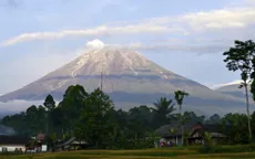 Núi lửa Semeru của Indonesia lại phun trào, phun cột tro bụi cao 2.000m