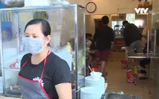 Một số hàng ăn tại quận Hai Bà Trưng vẫn bán tại chỗ bất chấp quy định chống dịch
